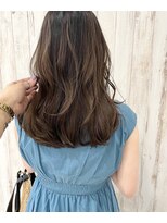 カミエ(kamie)&nbsp;透明感グレージュカラーのミディアムスタイル