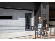 友達と二人で行きたいのですが、同時施術は可能ですか？？