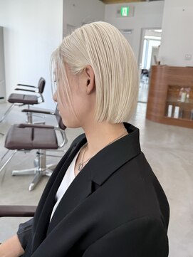 リヴ ウメダ(LIV umeda) ホワイト／梅田／ブリーチ/ダブルカラー