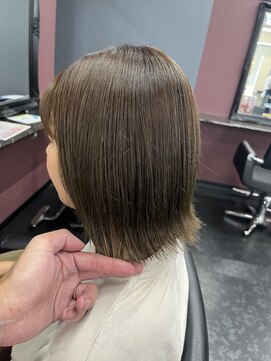 アイズ 渋沢(AIZU) 赤み消しオリーブ　外ハネ軽めボブ