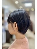 タイトシルエットの大人ショート