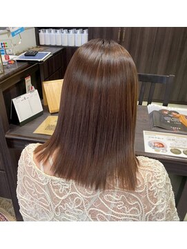 シー 岡崎(,SHE) 毛先まで凛と美しく。潔いラインが際立つ切りっぱなしスタイル