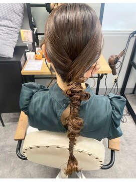 ナンバー アリア 三軒茶屋(N° aria) ローポニーテールアレンジ/結婚式ヘアお呼ばれパーティーヘア