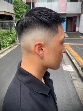 ビンゴ(BINGO) 1940谷メンズカット黒髪スキンフェードバーバーフェードカット