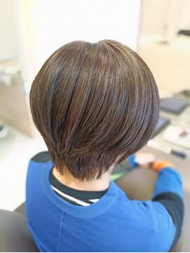 アンベリールフルー(EMBELLIR fleur) 白髪ぼかしハイライトのショートボブスタイル