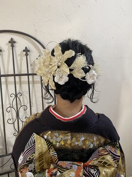 インス(ensue) 大人かわいい暗髪艶感 成人式ヘアヘアアレンジ 編み込み 中島