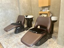 【フルフラットのシャンプー台でリラックス効果◎】