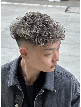 ドルクス 上野店(Dorcus) スペインカール　金メッシュ　ハイライト