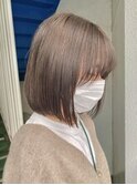 ミルクティーベージュ切りっぱなしボブ大人前下がりボブショート