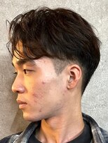 ノーエン(noen)&nbsp;センターパートスパイラルパーマツーブロック刈り上げメンズヘア