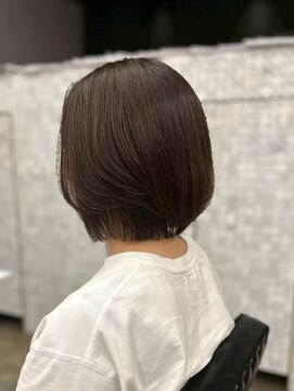 アコロン 武蔵小杉(acoron.) 内に入る丸み×面ツヤの“前下がりラインボブ