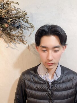 メイナ(MENA by safaria) センターパートプラスフェード刈り上げ