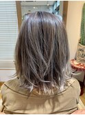 動きと透明感のあるボブヘア