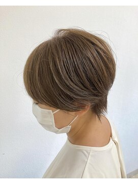 浪漫館 サンク(CINQ) 耳掛けショート 真雪ショート グレージュ@岩下