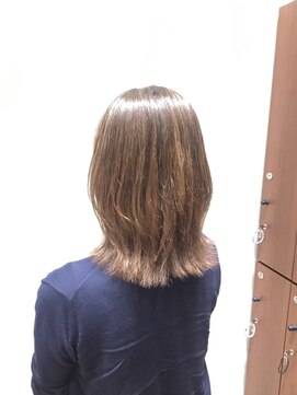 アクセ 外ハネ小顔くびれミディアム×透明感ベージュ艶カラーロブ