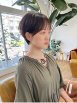 コムヘアー(COM HAIR) ショートヘア。ナチュラルブラウン。