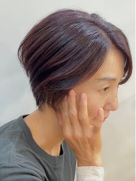 ベローチェ ベリーカラーにハンサムショートでフェミニンスタイル