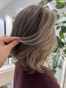 ステア ケース(stair case) 顔まわりに白髪が集中しているならこれ!白髪活かしグレージュ