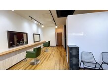 アイル(i'LL)の雰囲気（木の温もり感じる静かなサロン）