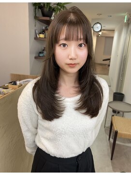 クイ(quii) ブリーチ無しヘーゼルベージュ×柔らかく動くレイヤーカット