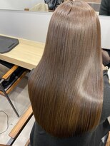カミエ(kamie)&nbsp;ロングヘアを柔らかく。ミルクティーベージュの上質感