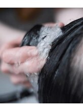 『魔法のバブル』で頭皮や髪の毛の汚れを落とし、必要な水分を届け誰もが憧れる素髪は導きます。