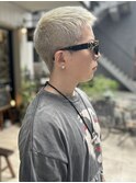 夏のイメチェンにおすすめ！ホワイトブリーチバズカット