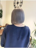 グレー