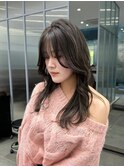 軽やか毛流れレイヤーカットに落ち着きのあるオリーブカラー