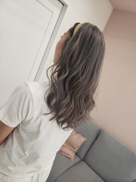 エレラビューティー(ELERA beauty) ふんわりロング×バレイヤージュ×アッシュ系