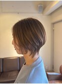 40代・丸みショートボブ（えり足タイト）