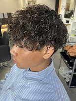 ヒュイル バイ ニアウ(Hwyl by Niau)&nbsp;メンズマッシュパーマ波巻スパイラルパーマニュアンスパーマ眉毛