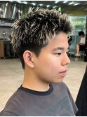 ハイライトツイストパーマアップバング短髪メッシュ
