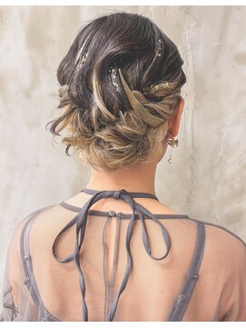 ニイ(nii.) ミディアムのアップスタイル