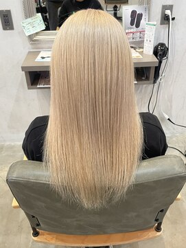 シェル 津山の手店(shel) ハイトーンホワイトブロンド×韓国風小顔ミディアム