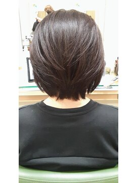 丸みのある小顔ボブショート