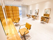 コスモス ヘアーアンドビューティー(Kosmos HAIR&BEAUTY)の雰囲気（白を木目を基調とし明るい店内！癒されながら頭と心もスッキリ！）