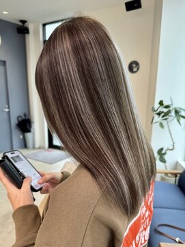 ストゥー(StueW.) 艶髪ストレートカット/ツーカラー/ダークブラウン/ベージュ