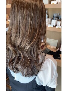 カプロ キャトル(Capullo de Quatre) 柔らかレイヤー×くすみベージュ