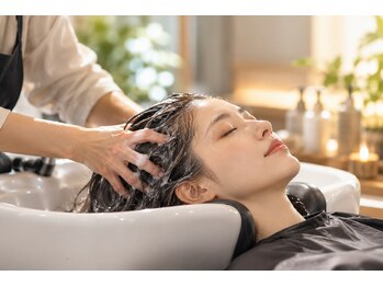 オシャマヘアー マチニワ店の写真/【超人気の秘密は、ヘッドスパニストの「１４の手技」】頭から足先まで血行を改善し全身をリフレッシュ。
