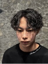 【波巻きスパイラルパーマ×センターパート】は相性抜群◎額を出して清潔感アップ◎ビジネスシーンにも♪