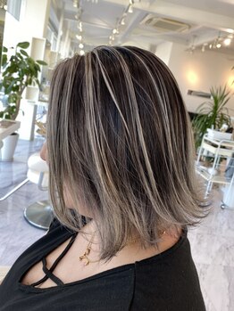 トレンドスタイルは髪へのダメージも少なく色落ちも奇麗なイルミナカラ―でGET！お気軽にご来店ください♪