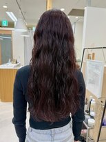 ハニー 町田(HONEY)&nbsp;ニュアンスパーマロングウエーブパーマワインレッド外国人風