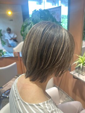 ミア(Mia) ショート、白髪ぼかし、ハイライト