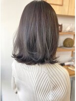 ロカ(roka)&nbsp;レイヤーミディアムとシアーグレージュ　外ハネアッシュベージュ