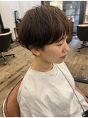 コンパクトショートにナチュラルブラウンカラーで大人可愛く