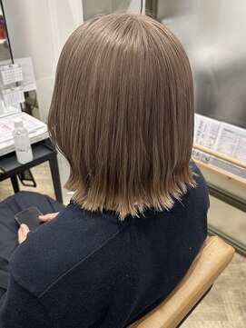 プラス ファースト ヘア(Plus 1st) ミルクティーベージュ×外ハネボブ