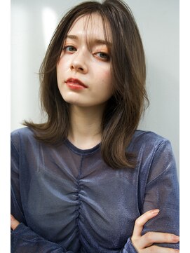 シア(SHEA gakugeidaigaku) レイヤー/外ハネくびれミディ/シースルーバング/30代40代50代