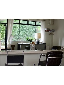 窓の外に緑が広がり、開放感のある店内。落ち着いた空間でゆったりとした時間をお過ごし下さい。