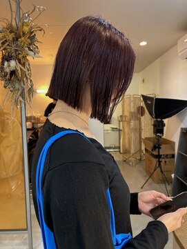 カルテ(QUARTE) ボルドーカラー　ぱっつんボブ　ブラントカット